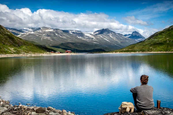 Mujer Viajera Sentada Junto Lago Con Vistas Las Montañas Viaje — Foto de Stock