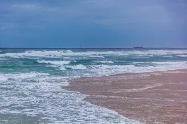 Oceano Spiaggia Sabbiosa Onde Bellissimo Paesaggio Costa Atlantica Portogallo — Foto Stock