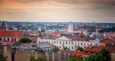 Vilnius, günbatımında Litvanya 'nın başkentidir. Güzel şehir manzarası