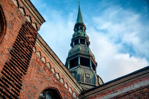 日落时分在里加的圣彼得大教堂美丽的历史建筑紧密相连 前往拉脱维亚和波罗的海国家 — 图库照片