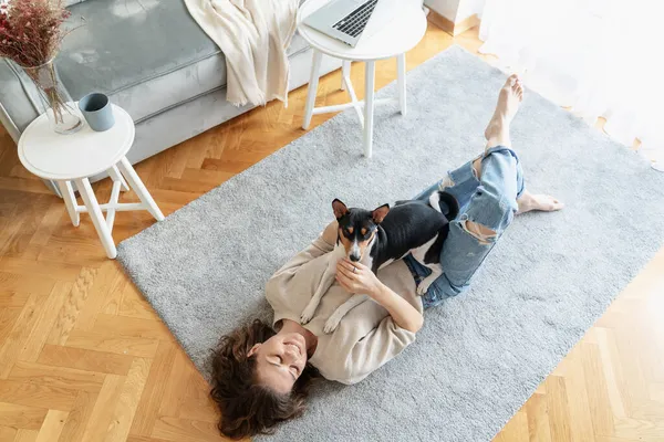 Молода Щаслива Жінка Лежить Килимі Вдома Своїм Собакою Basenji Високоякісна — стокове фото
