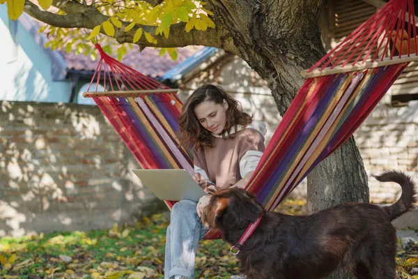 Jonge Vrolijke Vrouw Freelancer Met Laptop Hond Hangmat Achtertuin Van — Stockfoto