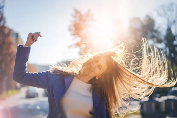 Portret Młodej Szczęśliwej Kobiety Mieście Słonecznych Promieniach Latającymi Włosami — Zdjęcie stockowe