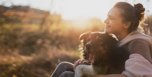 Vacker Glad Ung Kvinna Sitter Gräset Kramar Hund Kärlek Och — Stockfoto