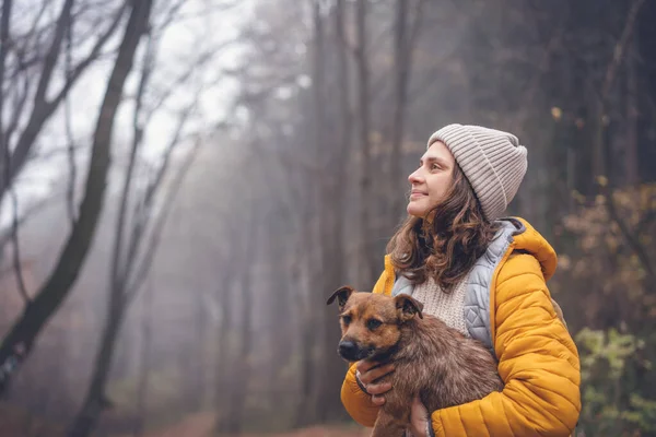 Jonge Vrouw Een Geel Jasje Met Haar Hond Haar Armen — Stockfoto