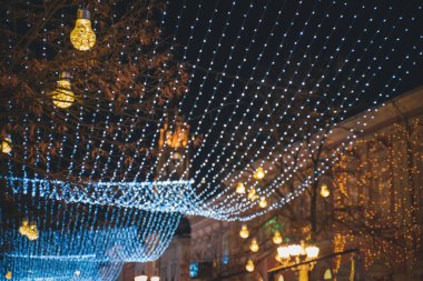 Şehirde Noel ve Yeni Yıl, Avrupa 'da ışıklar ve çelenklerle süslenmiş sokaklar