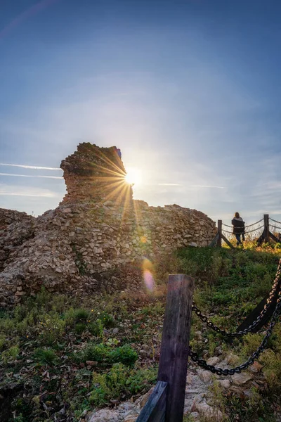 Ruïnes van een oud fort op Fruska Gora in Servië op een zonnige dag, reizen naar de Balkanlanden — Stockfoto