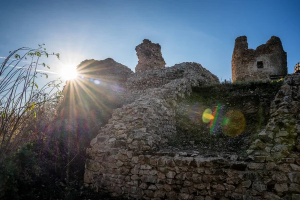 Ruïnes van een oud fort op Fruska Gora in Servië op een zonnige dag, reizen naar de Balkanlanden — Stockfoto