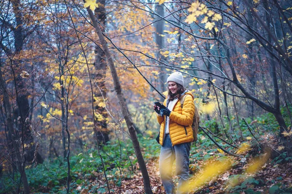 Young Woman Traveler Yellow Jacket Hat Backpack Mobile Phone Smartphone — Stock Photo, Image