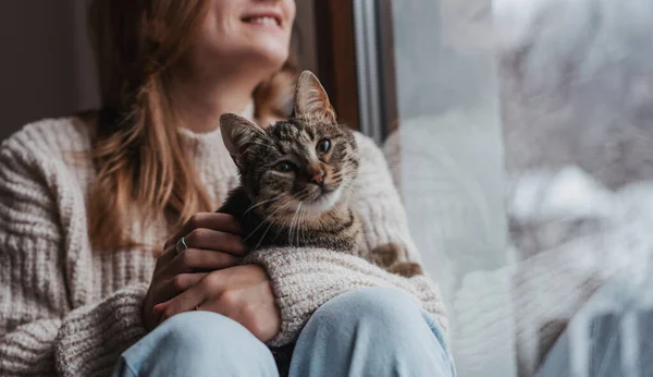 Junges Fröhliches Mädchen Sitzt Hause Auf Der Fensterbank Warmen Pullover — Stockfoto