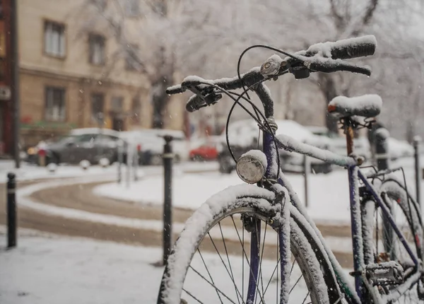 Vecchia Bicicletta Retrò Sulla Neve Strade Della Città — Foto Stock