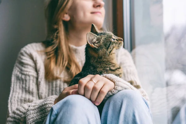 Junges Fröhliches Mädchen Sitzt Hause Auf Der Fensterbank Warmen Pullover — Stockfoto