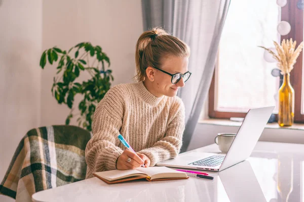 Belle Jeune Étudiante Heureuse Avec Des Lunettes Plongeur Chaud Étudiant — Photo