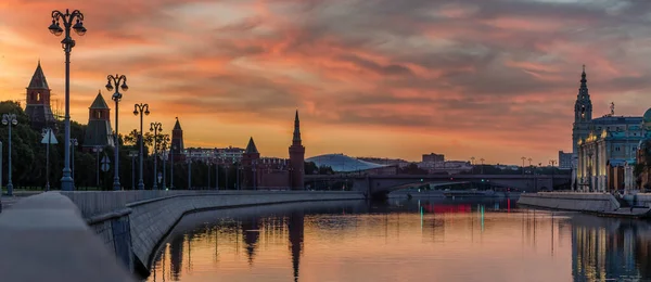 Sunrise over Moscow and the river, beautiful city landscape, panorama landscape. Travel to Russia — стоковое фото
