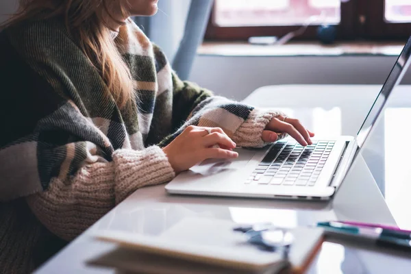 Внештатная студентка, сидящая дома за столом с кофе с помощью ноутбука, онлайн-работы и образования — стоковое фото