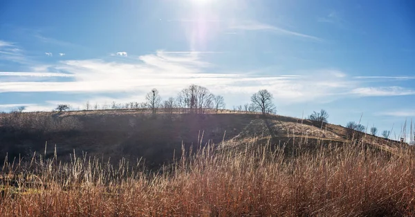 찬란 한 아름다운 경치, 봄의 언덕들 그리고 태양 아래있는 초원 — 스톡 사진