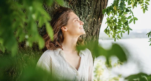 Beautiful Happy Young Woman Relaxing Enjoying Nature Garden Smiling — стоковое фото