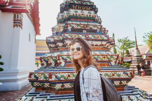 Young Happy Cheerful Woman Sunglasses Buddhist Temple Thailand Travel Southeast — Φωτογραφία Αρχείου