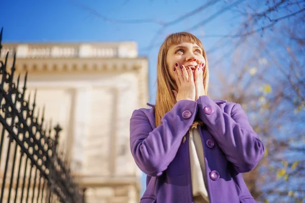 Beautiful Cheerful Blonde Woman Lilac Coat Spring Street Surprised Happy — Stockfoto