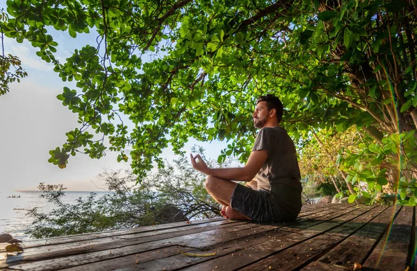 Young Man Lotus Position Meditating Doing Yoga Platform Sea Sunset — Stock Photo, Image