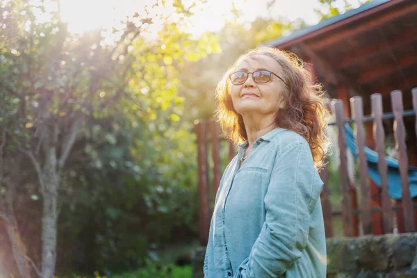 Retrato Uma Bela Mulher Idosa Alegre Pôr Sol Jardim — Fotografia de Stock