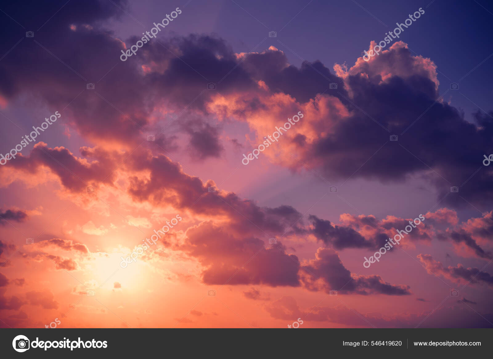 Hermoso cielo brillante atardecer con nubes de color rosa y púrpura,  naturaleza abstracta paisaje nublado fondo — Foto de stock #546419620 ©  OlezzoSimona, image size:1600x1167