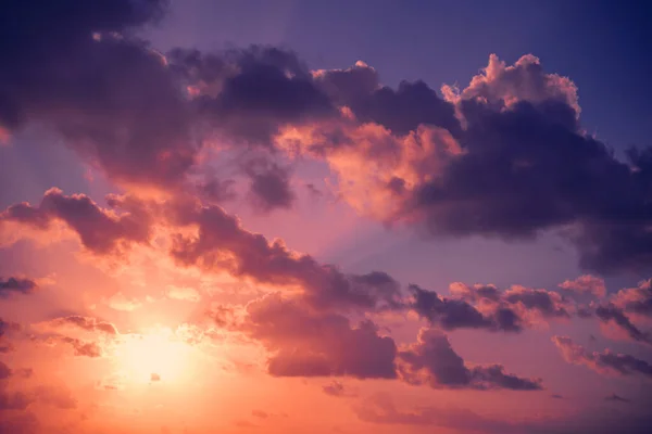 Bel cielo tramonto luminoso con nuvole rosa e viola, natura astratta sfondo cloudscape — Foto Stock