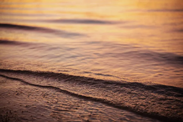 Deniz Yüzeyi Yumuşak Odaklı Dalgalar Batan Güneşin Altın Sarısı Işığında — Stok fotoğraf