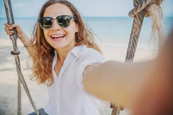 Jovem Bela Garota Encaracolada Sentada Balanço Uma Praia Tropical Tirar — Fotografia de Stock