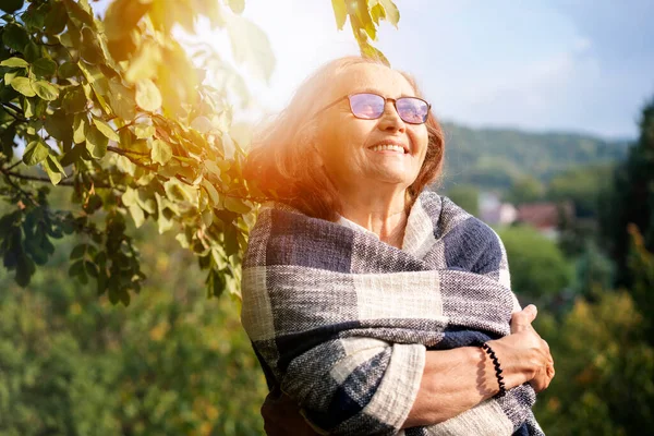 Mulher Sorridente Feliz Madura Bonita Jardim Mola Sua Casa País — Fotografia de Stock