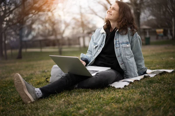 Bela Alegre Jovem Estudante Sentada Grama Usando Laptop Parque — Fotografia de Stock