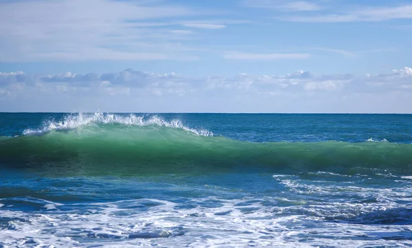 Grande onda oceanica di rottura sulla spiaggia di sabbia, bellissimo paesaggio marino, sfondo naturale — Foto Stock