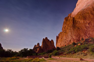 Gece Bahçesi colorado Springs, colorado Tanrıların kaya oluşumları moon ile vurdu.