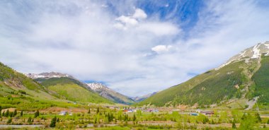 Silverton'a şehir san juan colorado dağlarında yuvalanmış