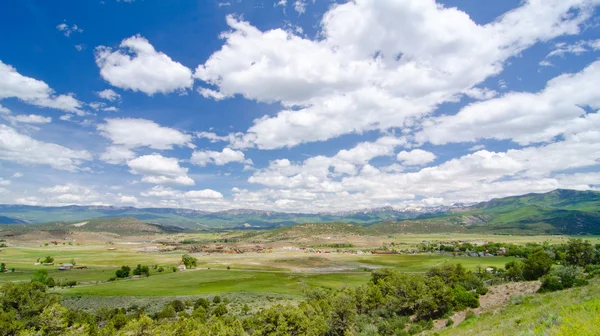 Rural Farming Valley ai piedi delle montagne di San Juan in Colorado — Foto Stock