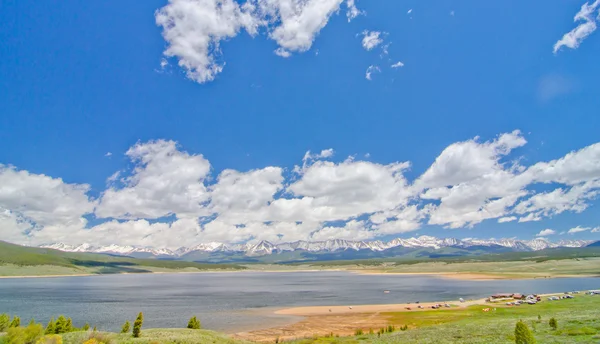 Taylor Park Reservoir, ai piedi delle Montagne Rocciose in Colorado — Foto Stock