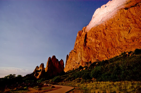 Nattetid skott av klippformationer på garden av gudarna i colorado springs, colorado — Stockfoto