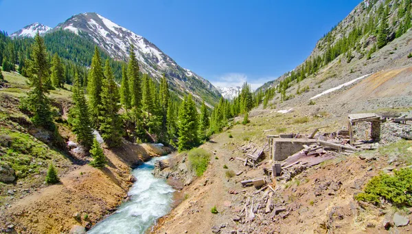 A Mountain Stream and an old silver mine in Animas Forks, a Ghost Town in the San Juan Mountains of Colorado — Stock Photo, Image