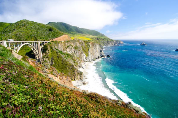 A ponte de bixby famoso na rota do estado de Califórnia 1 — Fotografia de Stock