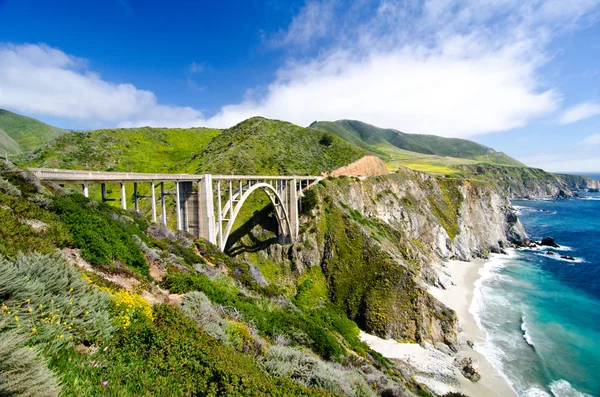 A ponte de bixby famoso na rota do estado de Califórnia 1 — Fotografia de Stock