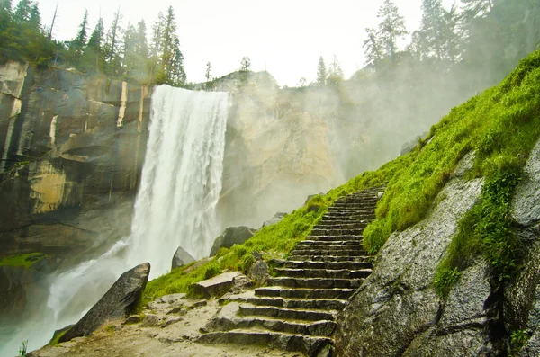 Vernal Falls en el Parque Nacional Yosemite —  Fotos de Stock