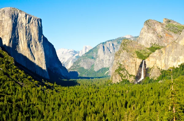 Alagút Kilátás a Yosemite Nemzeti Parkra — Stock Fotó