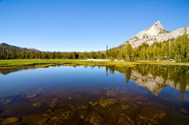 yosemite, arka planda katedral zirve ile katedral Gölü
