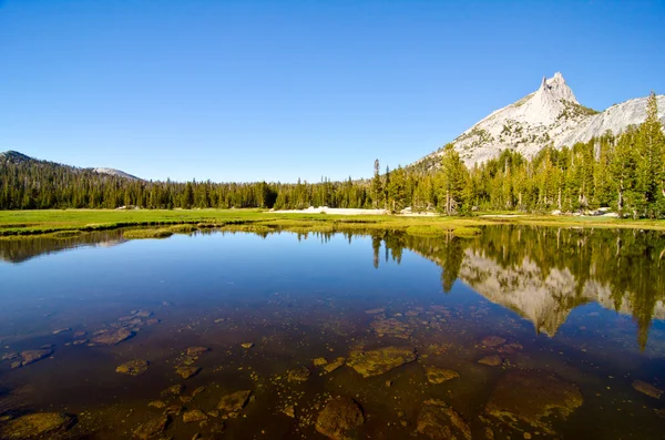 Cathedral Lake with Cathedral Peak in the background at Yosemite — Stock Photo, Image