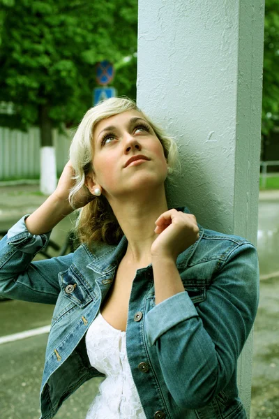 Merry young girl in the city — Stock Photo, Image