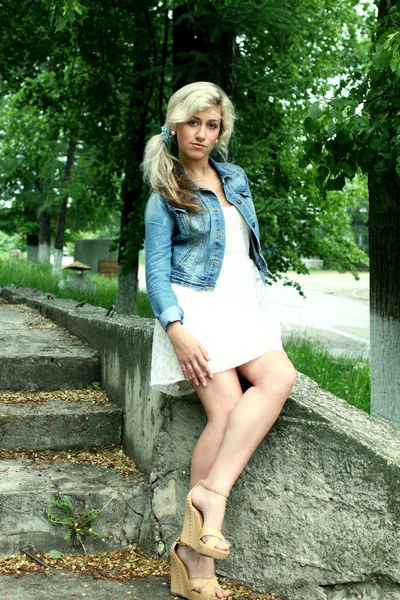 Merry young girl in the city — Stock Photo, Image