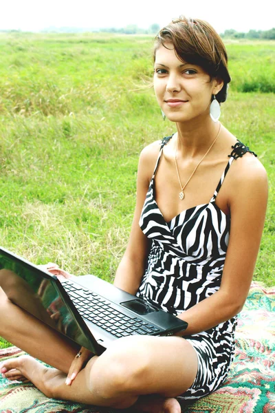 Flickan på arten av ett datorfodral — Stockfoto