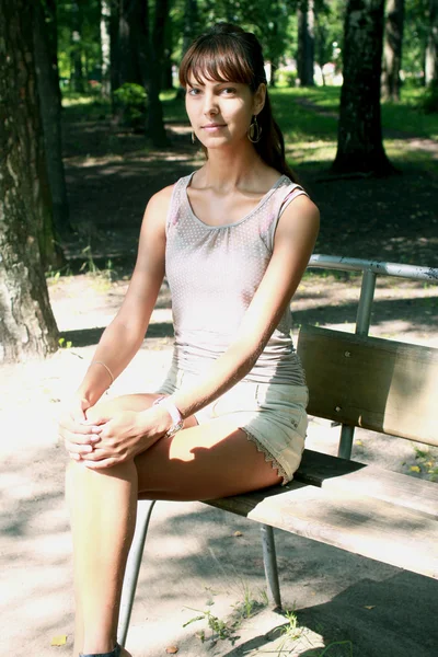 Dziewczyna w parku. — Zdjęcie stockowe