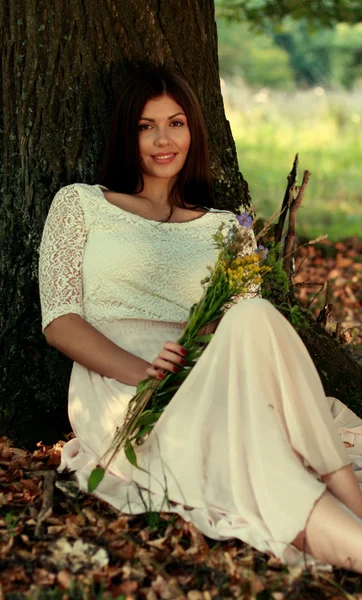 The girl in the autumn forest — Stock Photo, Image