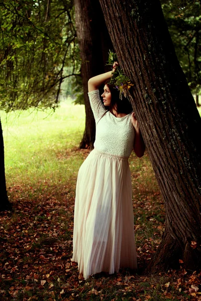 La jeune fille dans la forêt d'automne — Photo